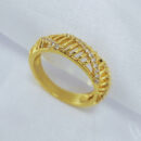 Anel vazado com fios cravejados