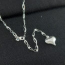 Gargantilha elos ovais com coração liso detalhado