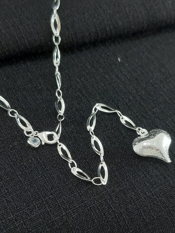 Gargantilha elos ovais com coração liso detalhado