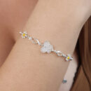 Pulseira borboleta branca esmaldada com margaridas