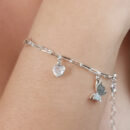 Pulseira laminada elo cartier com borboleta e coração pêndulo