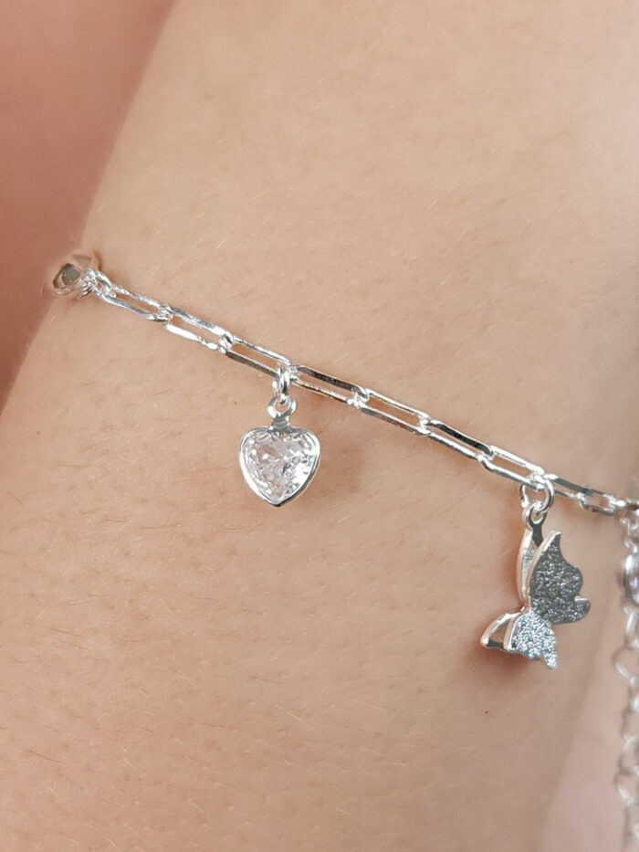 Pulseira laminada elo cartier com borboleta e coração pêndulo