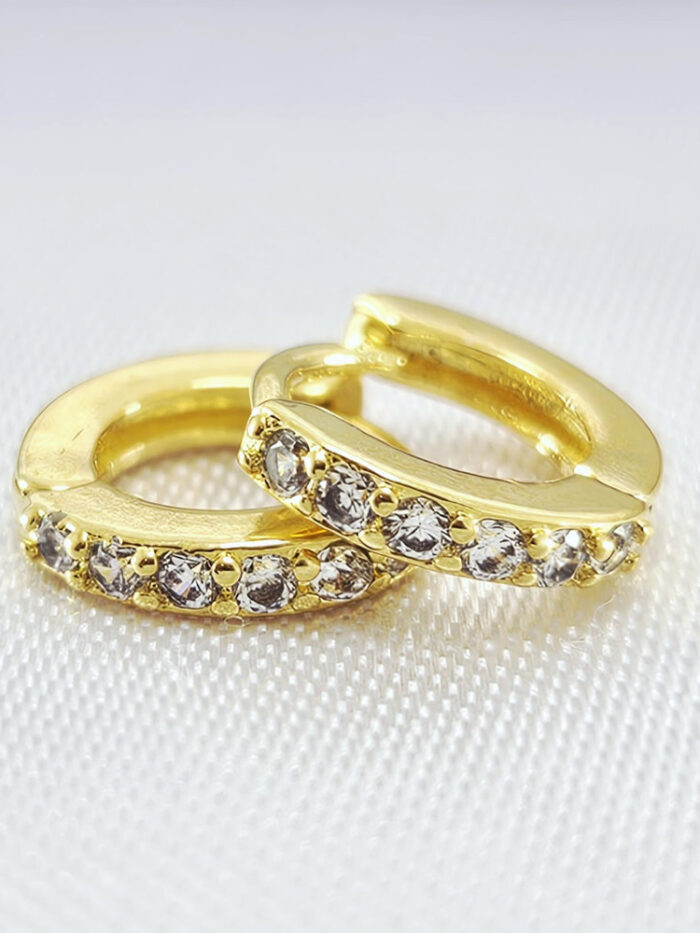 Brinco argolinha detalhe fio cravejado