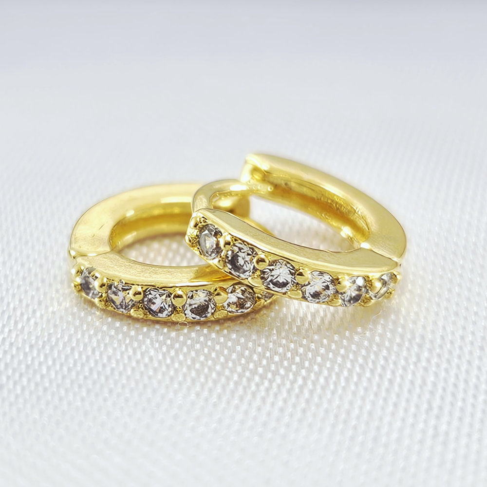 Brinco argolinha detalhe fio cravejado