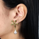 Brinco flor com pérola estilo gota