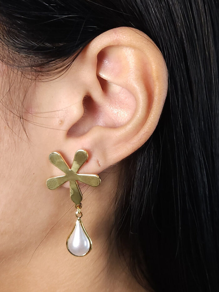 Brinco flor com pérola estilo gota