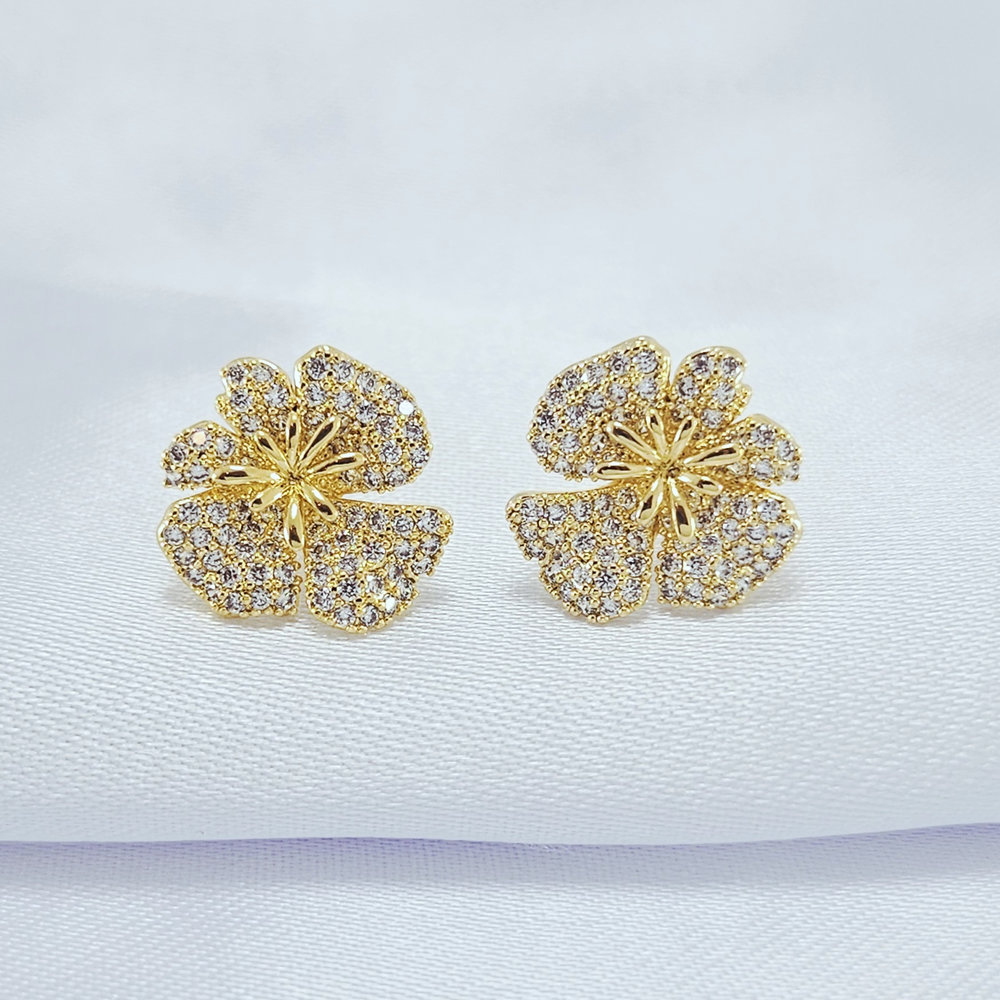 Brinco flor com petalas cravejadas