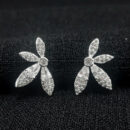 Brinco estilo flor cravejada