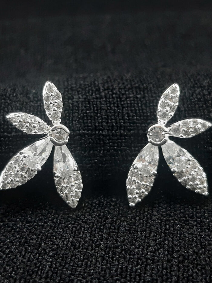 Brinco estilo flor cravejada