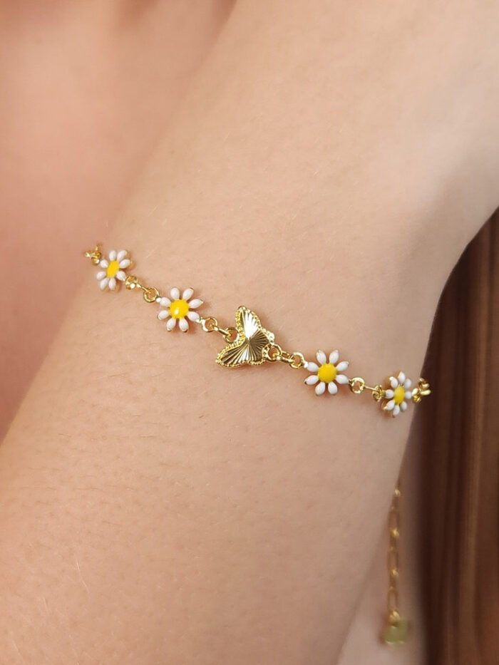 Pulseira borboleta detalhada com margaridas