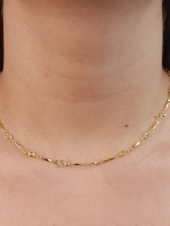 Gargantilha choker pontos de luz com elos vazados