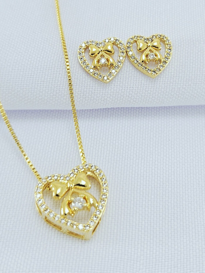 Conjunto coração com laço e pedra cristal cravejado