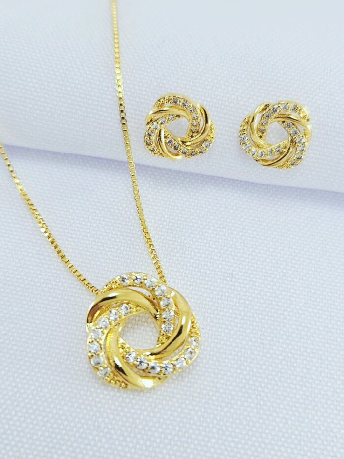 Conjunto fios lisos e cravejados entrelaçados