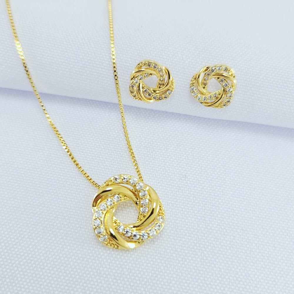 Conjunto fios lisos e cravejados entrelaçados