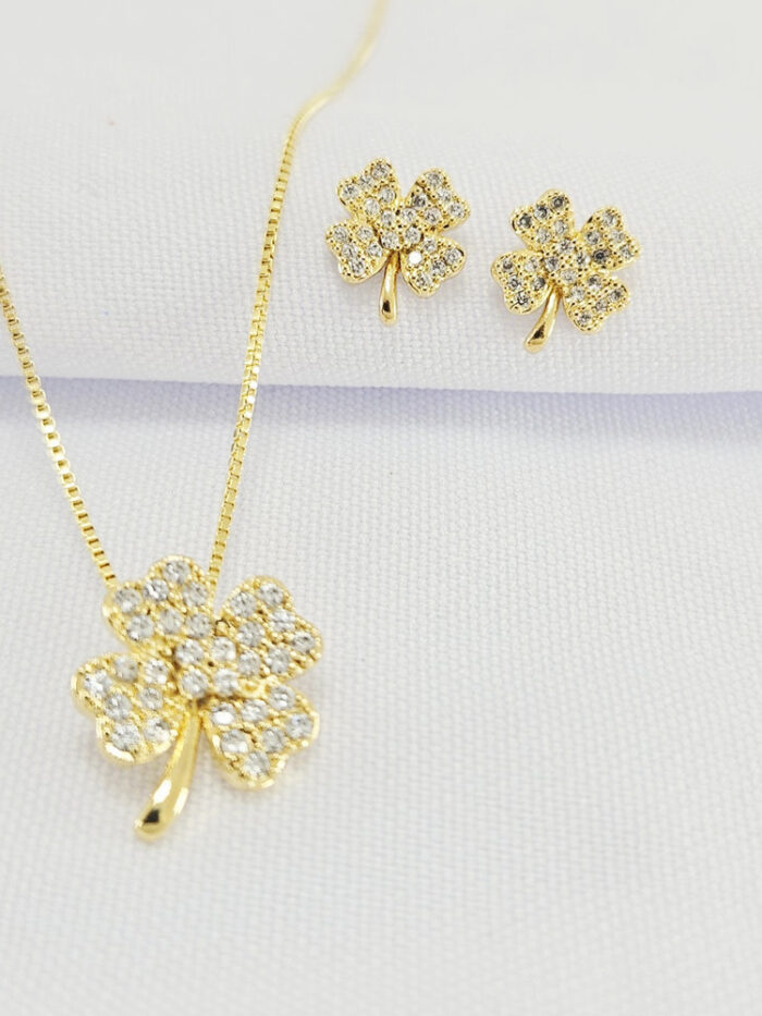 Conjunto trevo cravejado detalhado