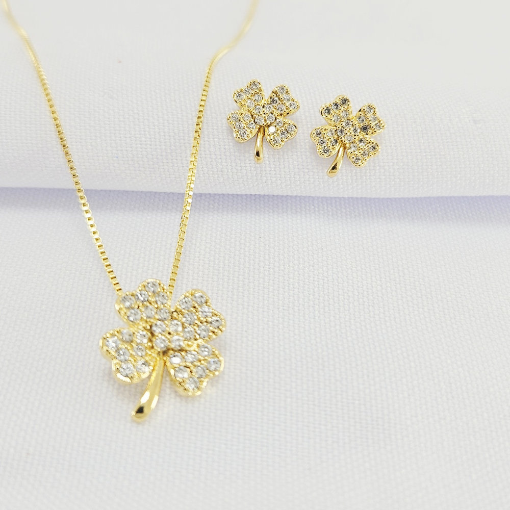 Conjunto trevo cravejado detalhado