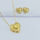 Conjunto coração detalhado cravejado ao redor