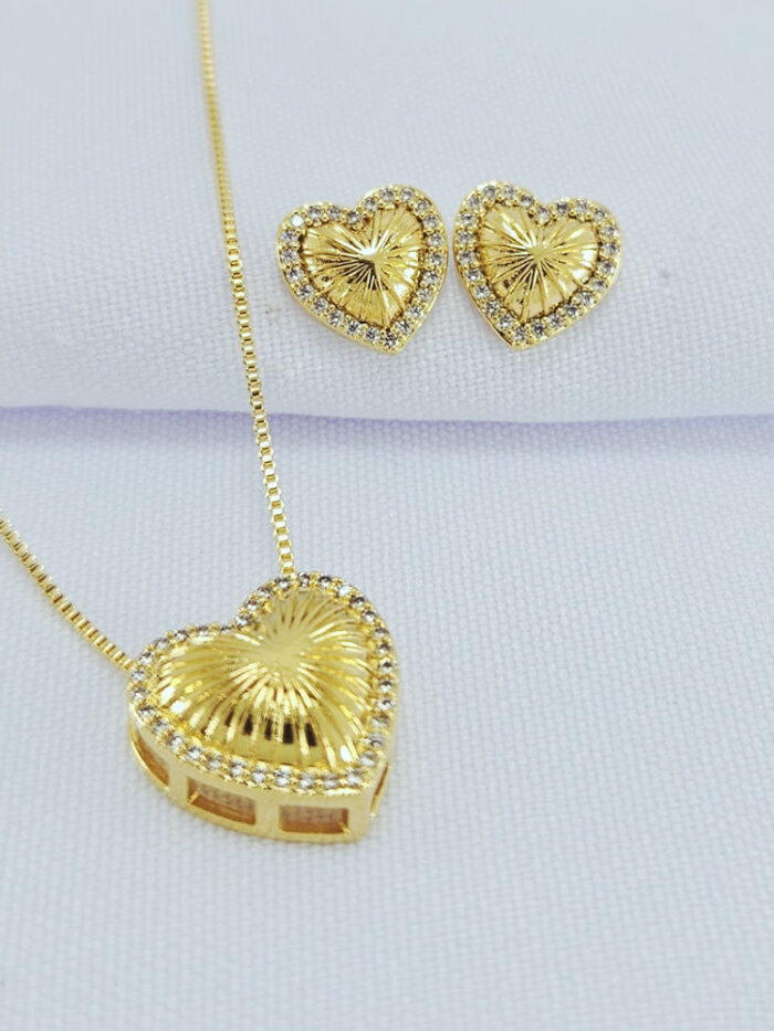 Conjunto coração detalhado cravejado ao redor