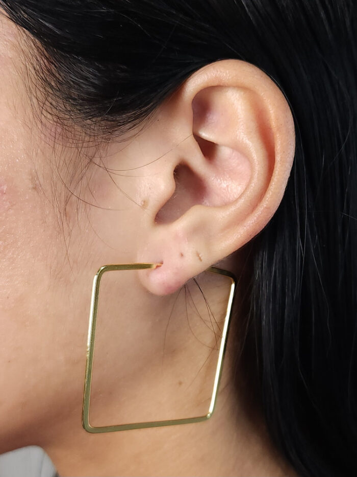 Brinco argola fio liso quadrado