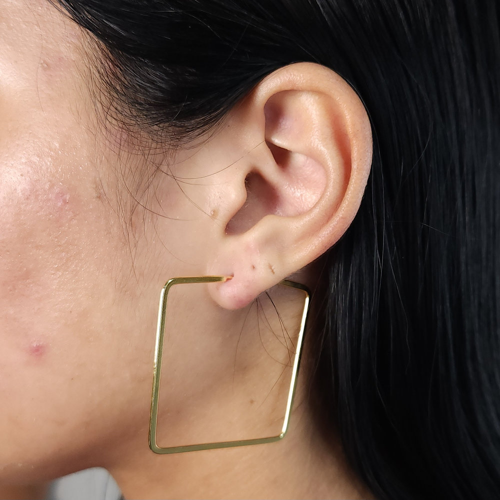 Brinco argola fio liso quadrado