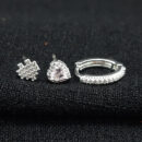 Brinco trio coração detalhado com argola cravejado