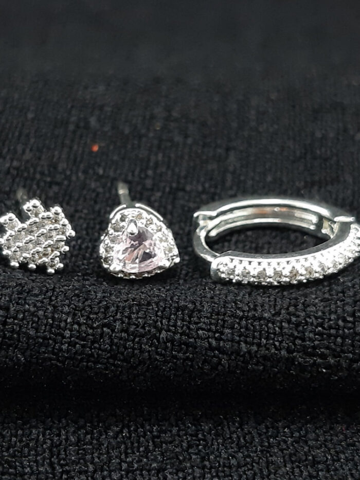 Brinco trio coração detalhado com argola cravejado