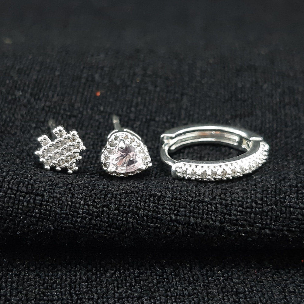 Brinco trio coração detalhado com argola cravejado