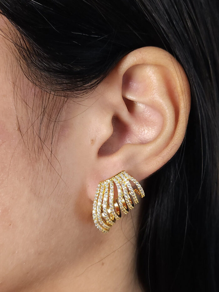 Brinco ear hook fios cravejados