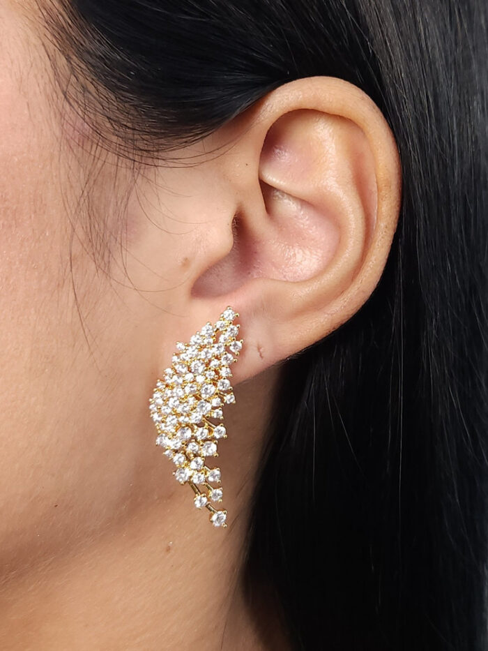 Brinco asa de borboleta detalhado cravejado