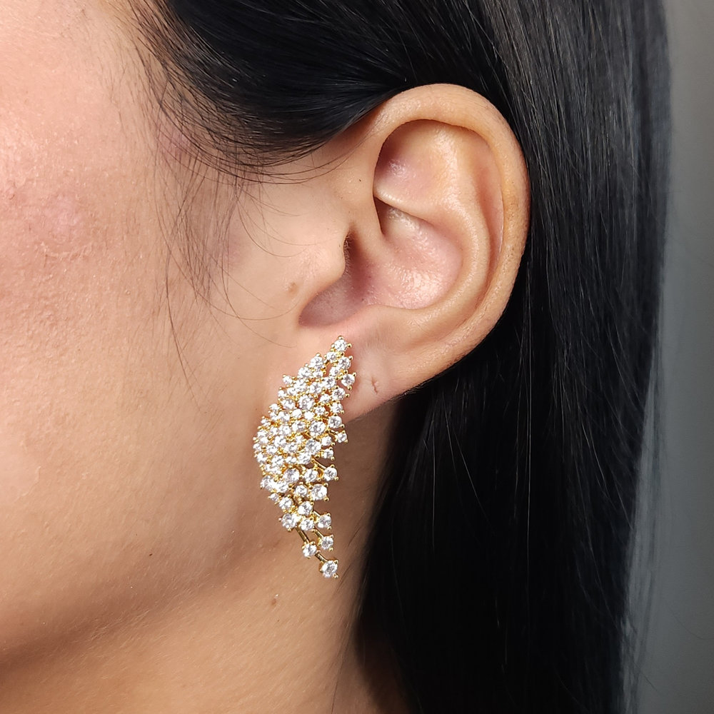 Brinco asa de borboleta detalhado cravejado