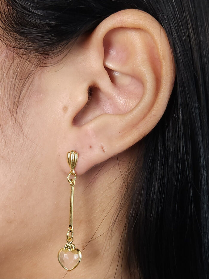 Brinco fio liso com coração cristal pêndulo