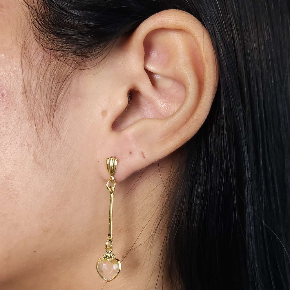 Brinco fio liso com coração cristal pêndulo