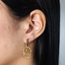 Brinco base lisa curvada com detalhe argolinhas