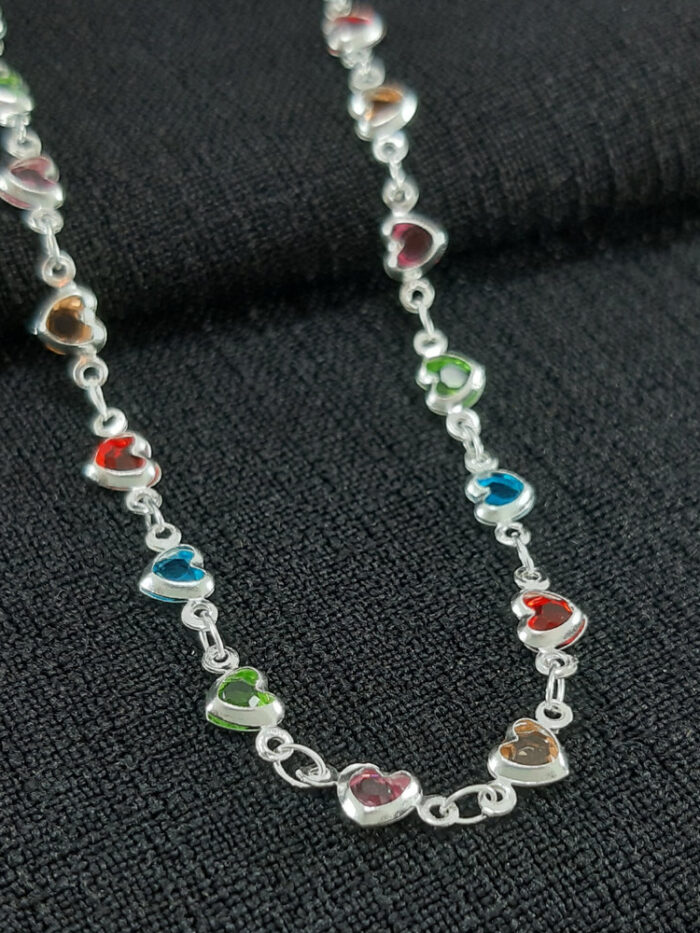 Gargantilha choker corações coloridos prateado