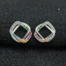 Brinco fio duplo com pedras coloridas