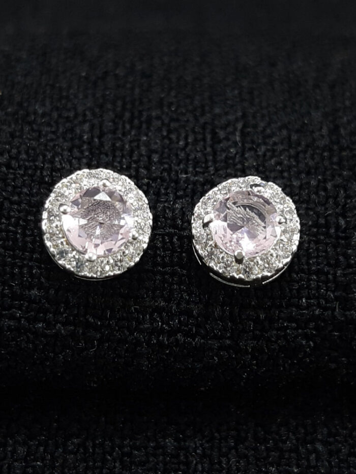 Brinco redondo cravejado prateado