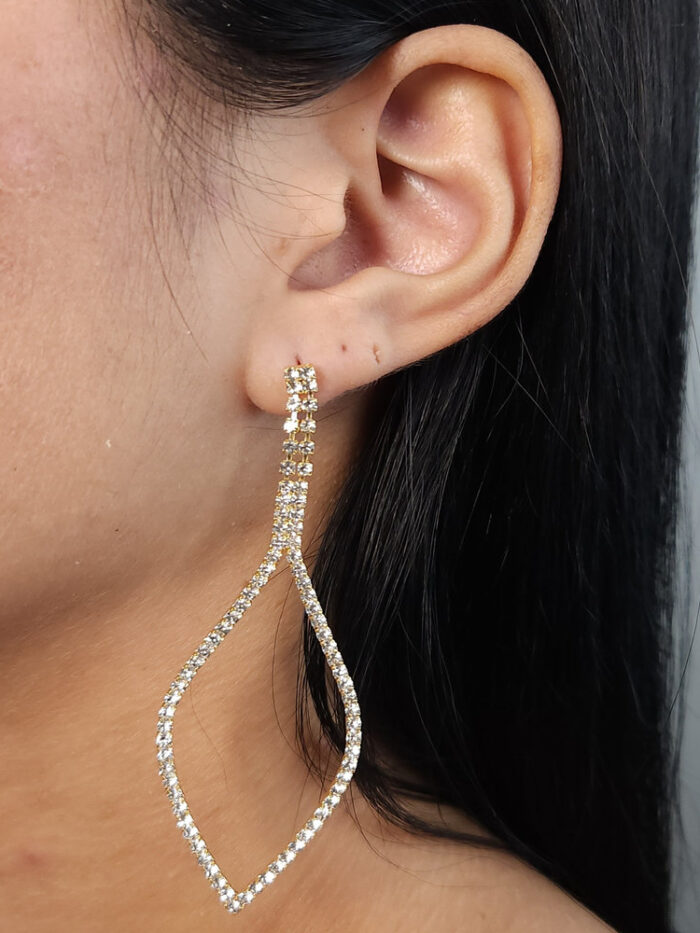 Brinco fio riviera detalhe vazado