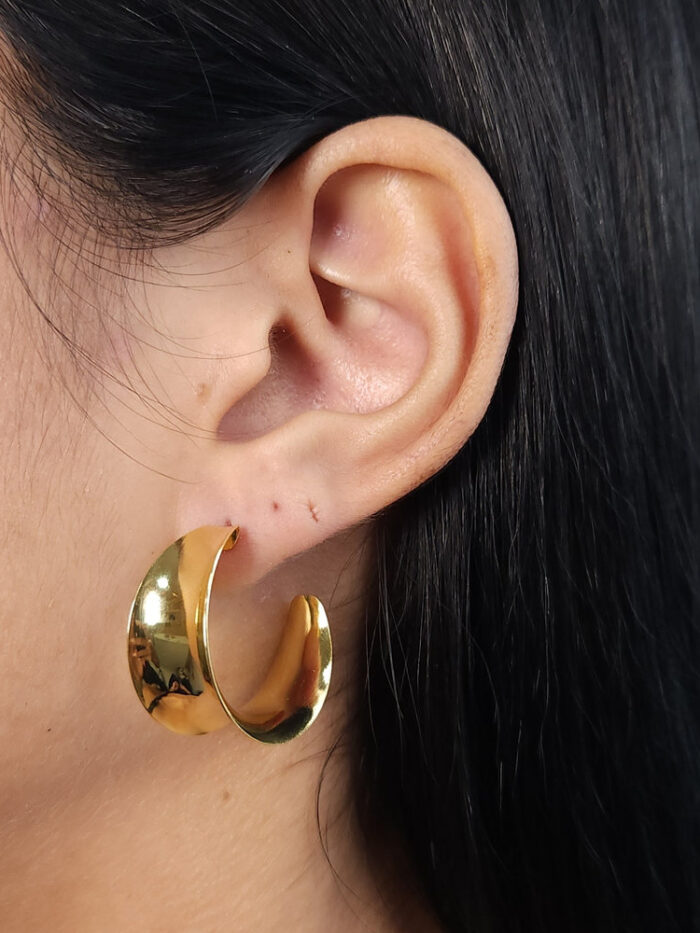 Brinco argola reversa curvada