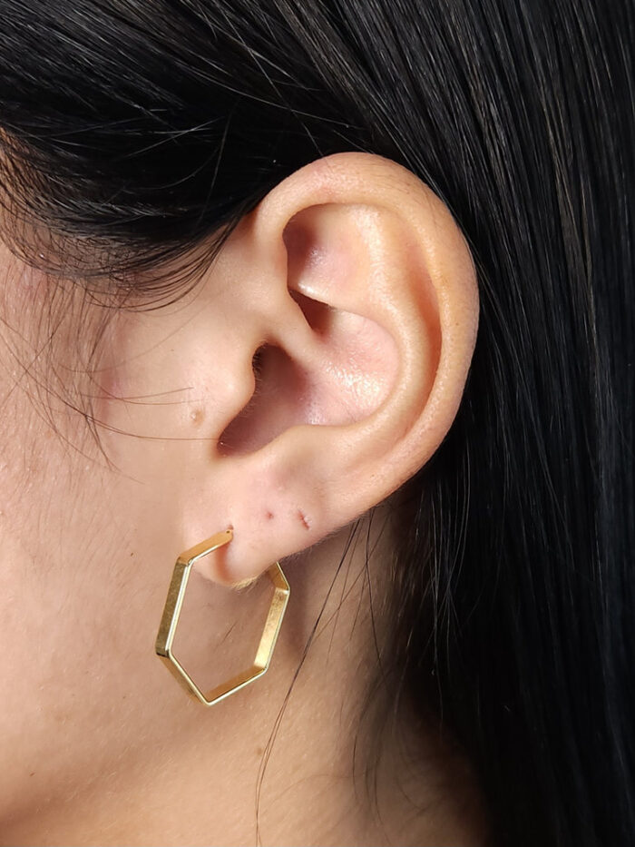 Brinco argola formato hexagonal