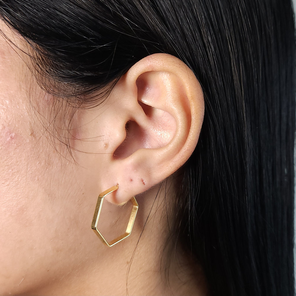 Brinco argola formato hexagonal