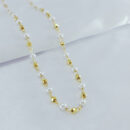 Gargantilha choker pérolas com bolinhas douradas