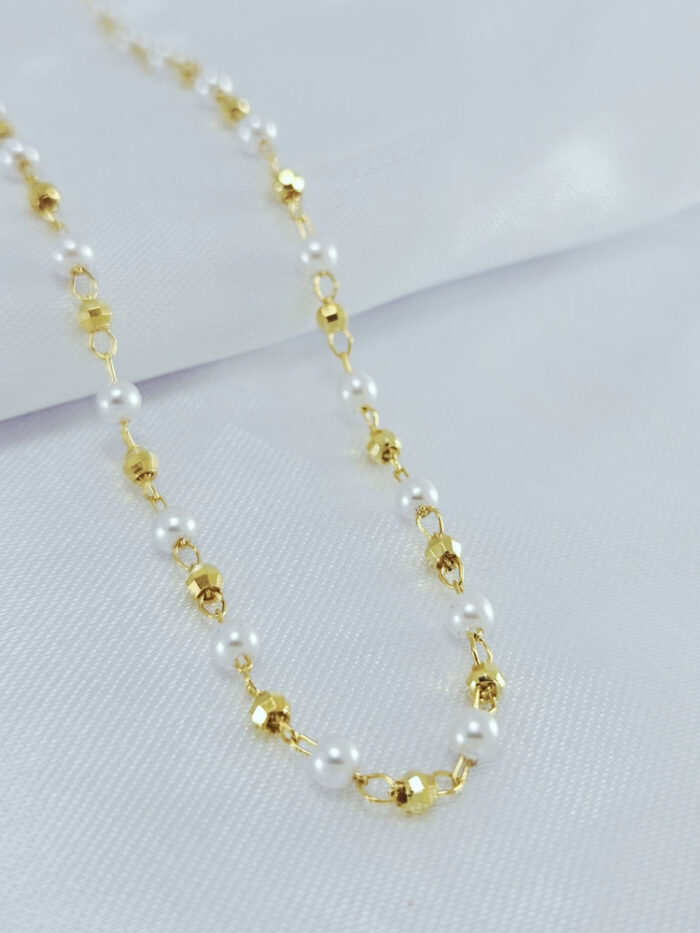 Gargantilha choker pérolas com bolinhas douradas