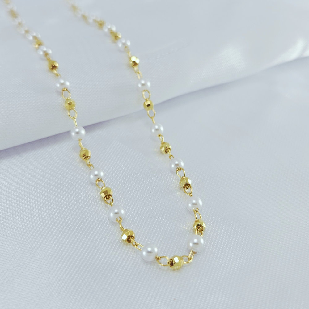 Gargantilha choker pérolas com bolinhas douradas