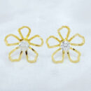 Brinco flor petalas vazadas com zircônias