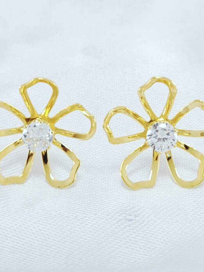 Brinco flor petalas vazadas com zircônias