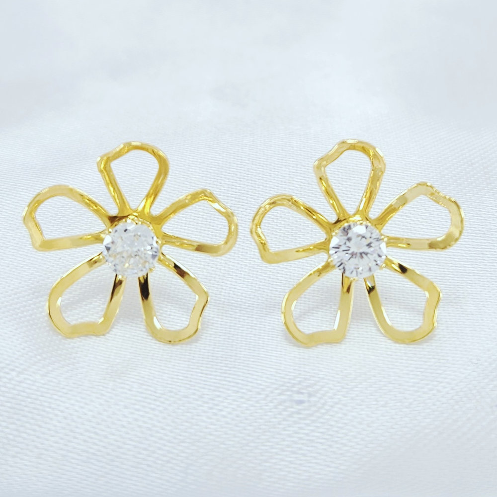 Brinco flor petalas vazadas com zircônias