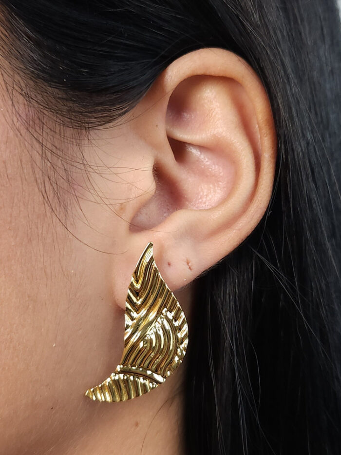 Brinco folha detalhe ondulado