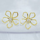 Brinco flor com petalas vazadas