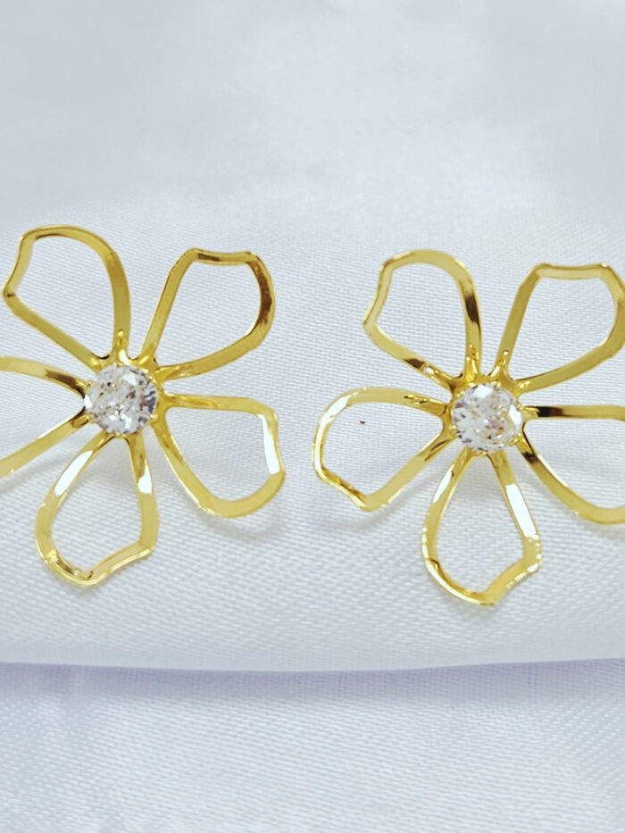 Brinco flor com petalas vazadas