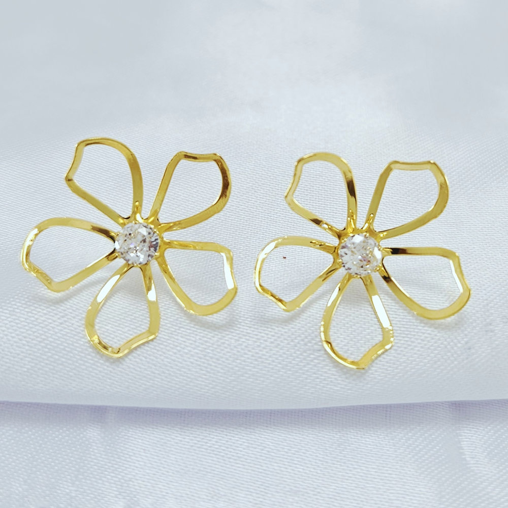 Brinco flor com petalas vazadas